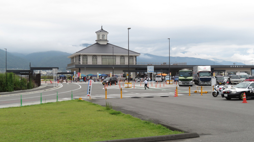 山梨県警の反射材普及活動に協力