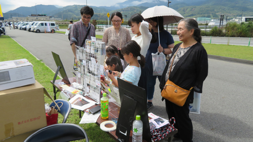 山梨県警の反射材普及活動に協力